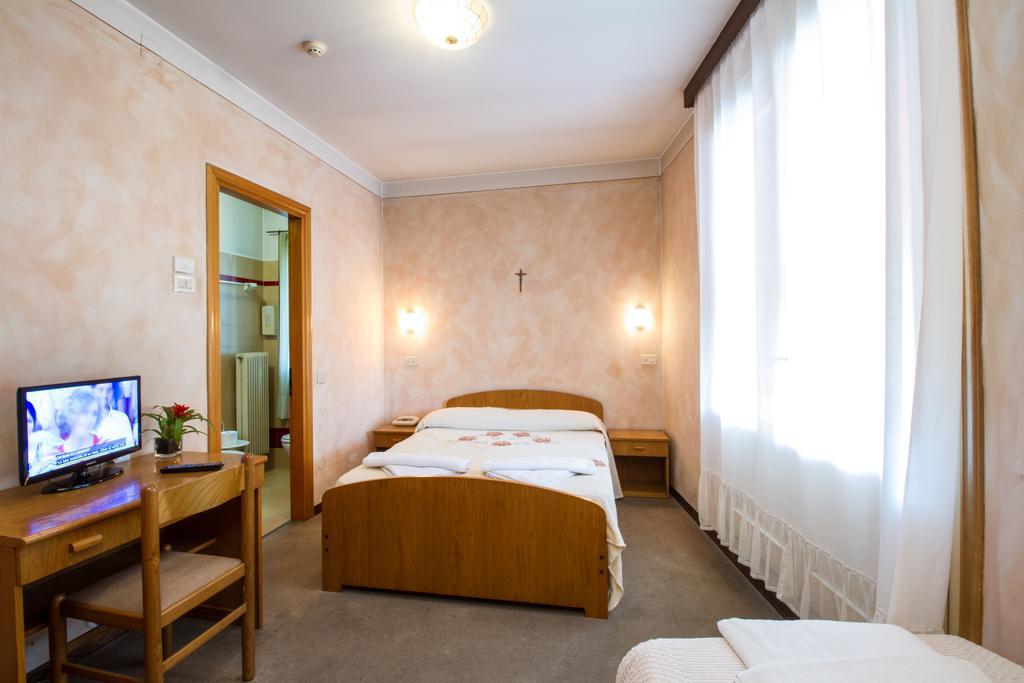 Albergo Ristorante Da Felice Loria Екстериор снимка